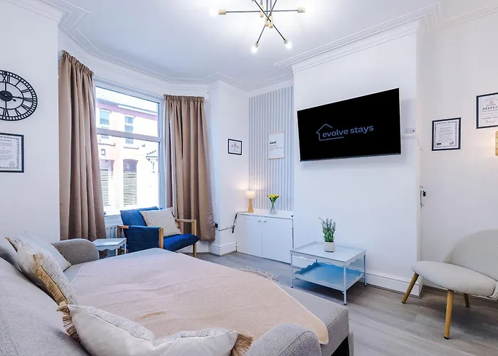 Stunning In Salford With Free Parking, Office, Pool & Ping Pong Table