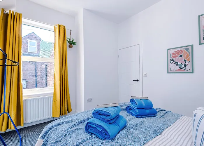 Stunning In Salford With Free Parking, Office, Pool & Ping Pong Table *