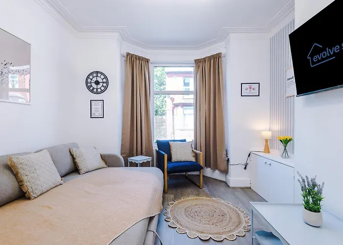 Stunning In Salford With Free Parking, Office, Pool & Ping Pong Table * 맨체스터