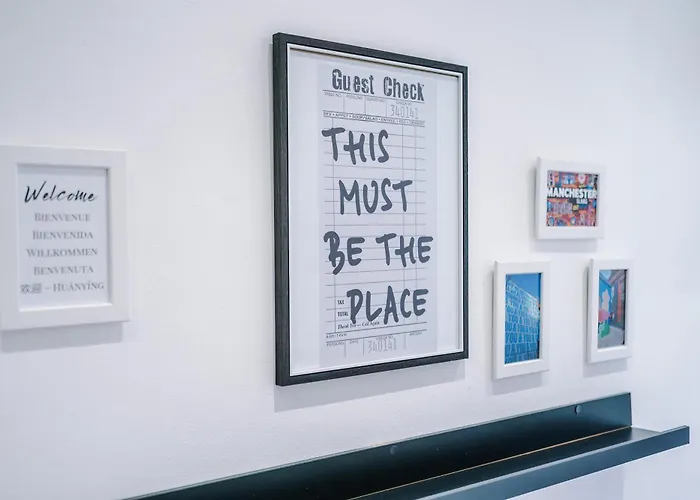 Stunning In Salford With Free Parking, Office, Pool & Ping Pong Table