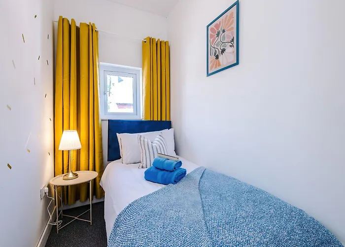 Stunning In Salford With Free Parking, Office, Pool & Ping Pong Table 펜션