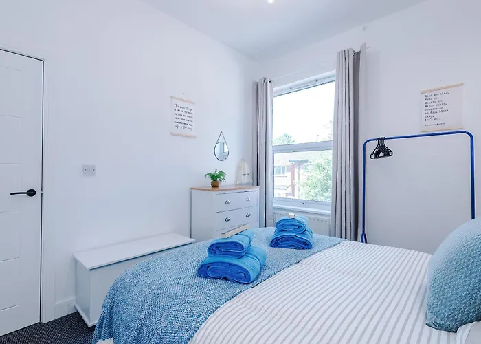 Stunning In Salford With Free Parking, Office, Pool & Ping Pong Table Сasa de vacaciones Mánchester