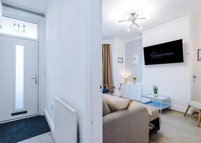 Stunning In Salford With Free Parking, Office, Pool & Ping Pong Table