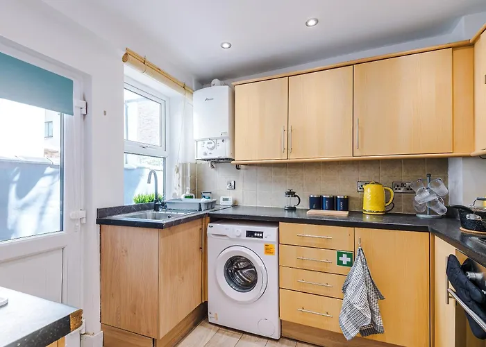 Stunning In Salford With Free Parking, Office, Pool & Ping Pong Table Dom wakacyjny