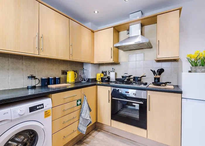 Stunning In Salford With Free Parking, Office, Pool & Ping Pong Table Сasa de vacaciones *