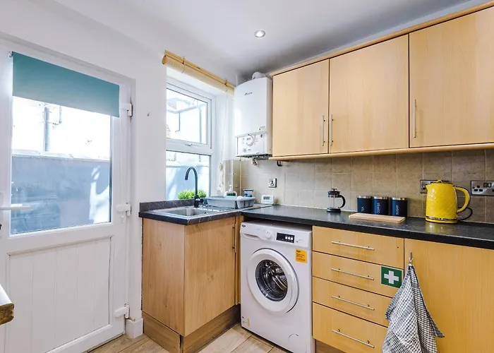 Stunning In Salford With Free Parking, Office, Pool & Ping Pong Table 펜션 맨체스터