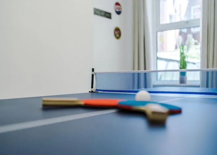 Stunning In Salford With Free Parking, Office, Pool & Ping Pong Table * 맨체스터