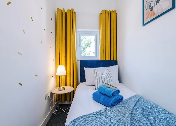 Сasa de vacaciones Stunning In Salford With Free Parking, Office, Pool & Ping Pong Table