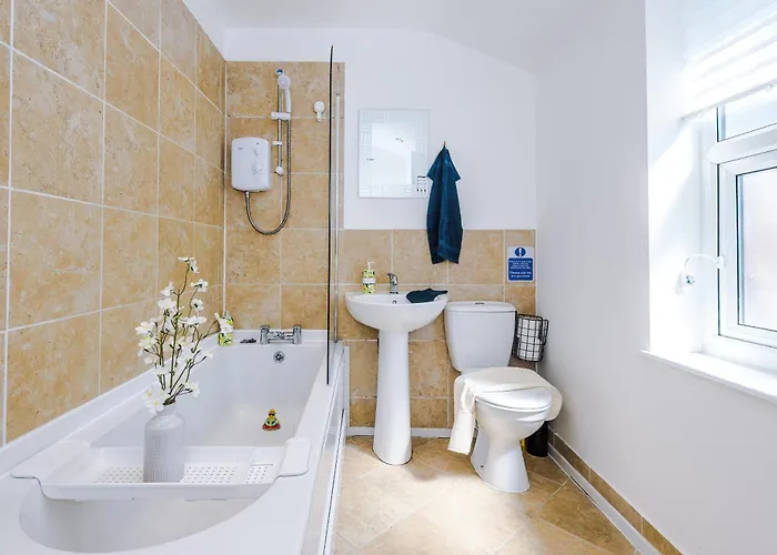 Stunning In Salford With Free Parking, Office, Pool & Ping Pong Table 펜션 *