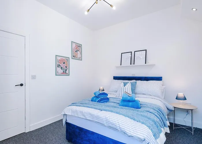 Dom wakacyjny Stunning In Salford With Free Parking, Office, Pool & Ping Pong Table Manchester