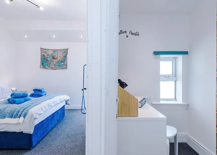 Stunning In Salford With Free Parking, Office, Pool & Ping Pong Table * 맨체스터