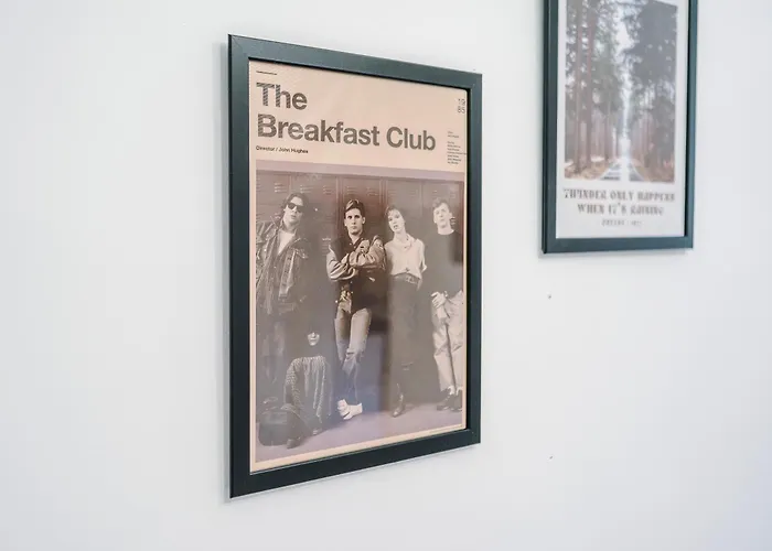 Stunning In Salford With Free Parking, Office, Pool & Ping Pong Table