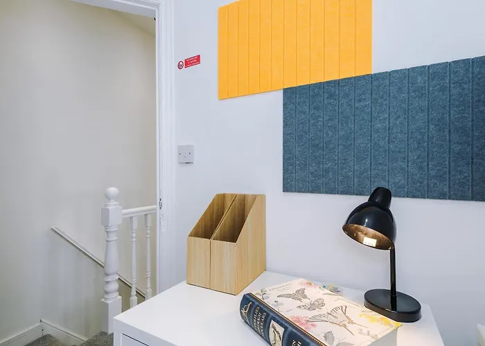 펜션 Stunning In Salford With Free Parking, Office, Pool & Ping Pong Table