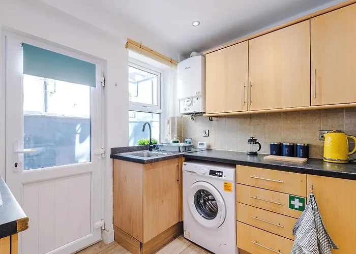 Stunning In Salford With Free Parking, Office, Pool & Ping Pong Table Сasa de vacaciones *