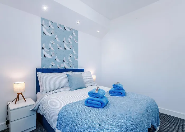 Stunning In Salford With Free Parking, Office, Pool & Ping Pong Table *