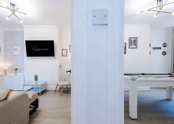 Stunning In Salford With Free Parking, Office, Pool & Ping Pong Table Mánchester