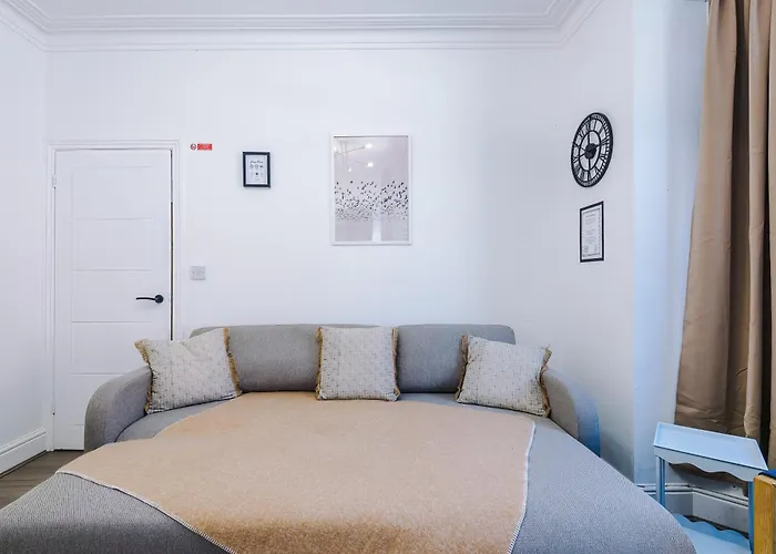 Stunning In Salford With Free Parking, Office, Pool & Ping Pong Table * 맨체스터