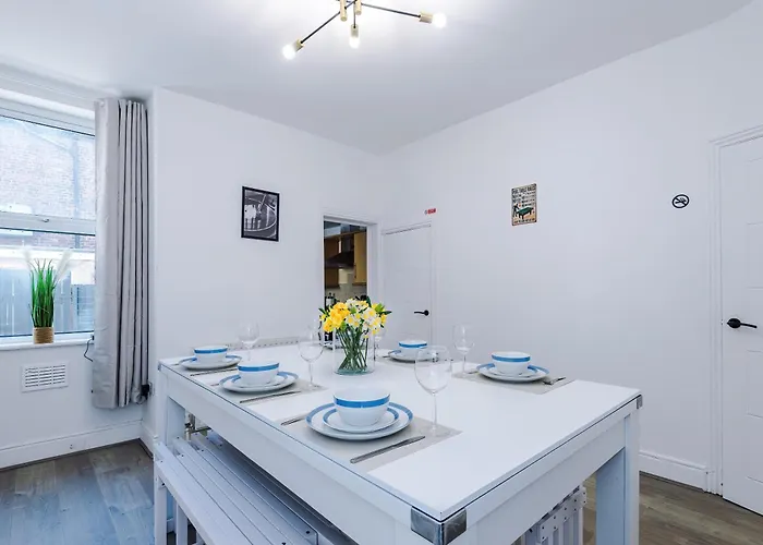 Stunning In Salford With Free Parking, Office, Pool & Ping Pong Table Сasa de vacaciones