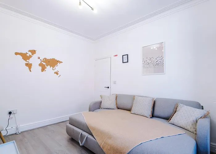 Stunning In Salford With Free Parking, Office, Pool & Ping Pong Table *