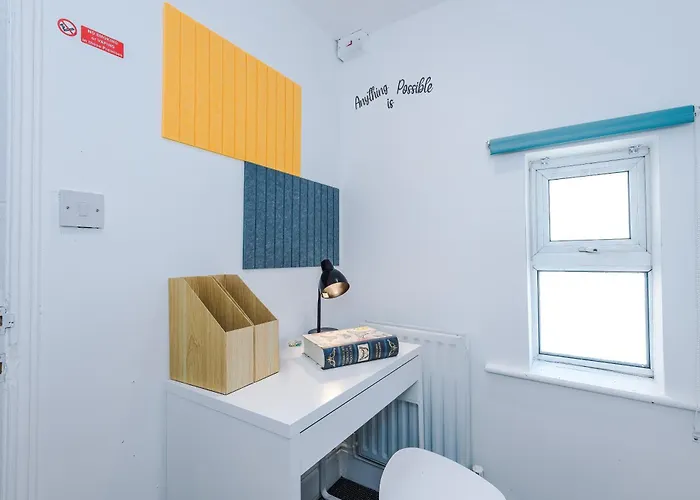 Stunning In Salford With Free Parking, Office, Pool & Ping Pong Table Mánchester