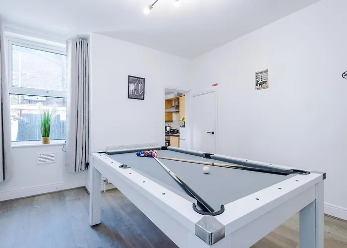 Stunning In Salford With Free Parking, Office, Pool & Ping Pong Table Dom wakacyjny *