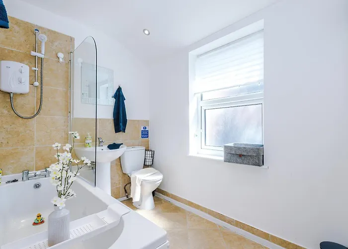 Сasa de vacaciones Stunning In Salford With Free Parking, Office, Pool & Ping Pong Table Mánchester