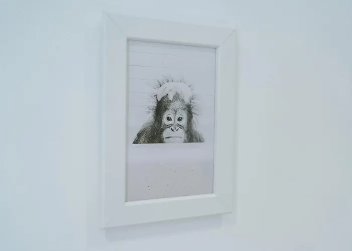 Stunning In Salford With Free Parking, Office, Pool & Ping Pong Table