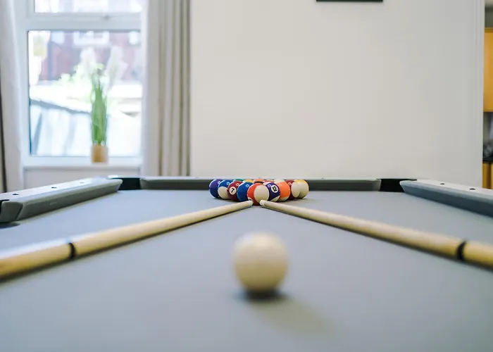 Сasa de vacaciones Stunning In Salford With Free Parking, Office, Pool & Ping Pong Table *