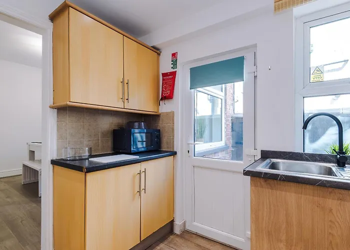 Stunning In Salford With Free Parking, Office, Pool & Ping Pong Table *