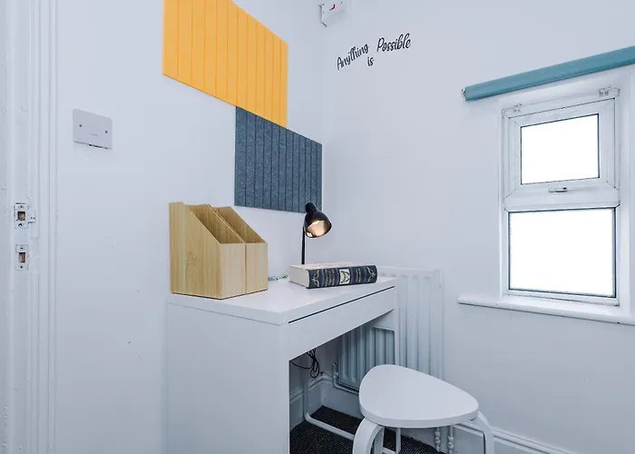 Stunning In Salford With Free Parking, Office, Pool & Ping Pong Table *