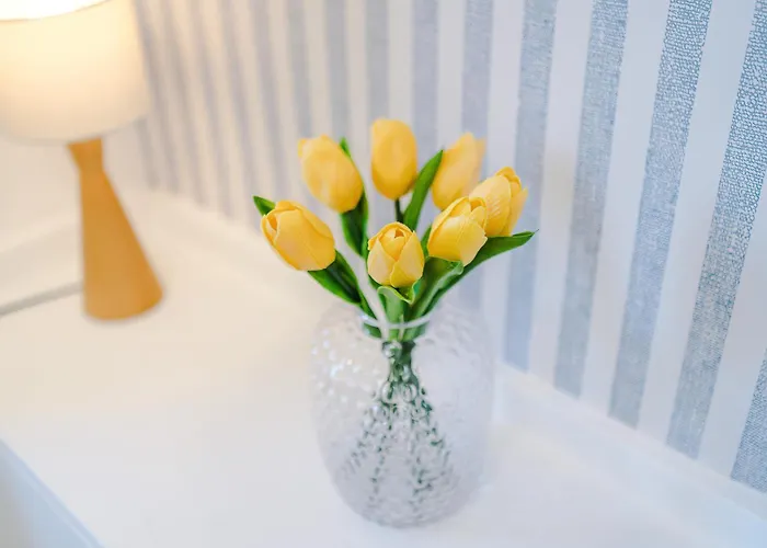 Stunning In Salford With Free Parking, Office, Pool & Ping Pong Table