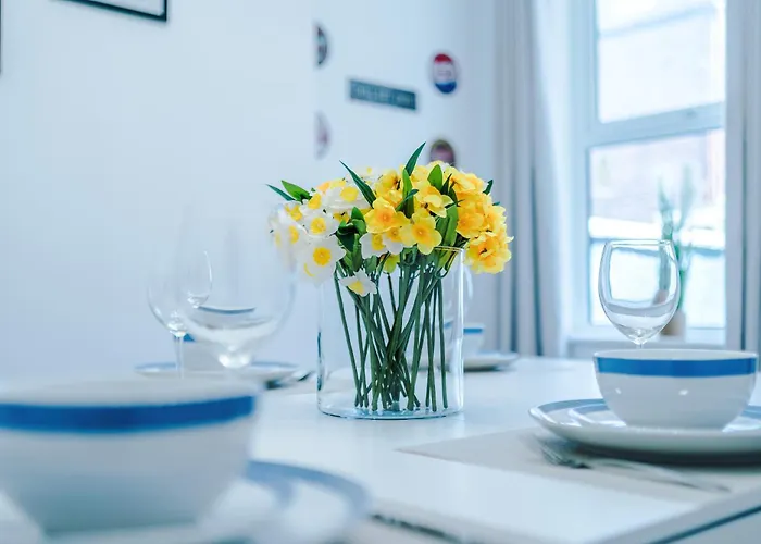 Stunning In Salford With Free Parking, Office, Pool & Ping Pong Table Сasa de vacaciones