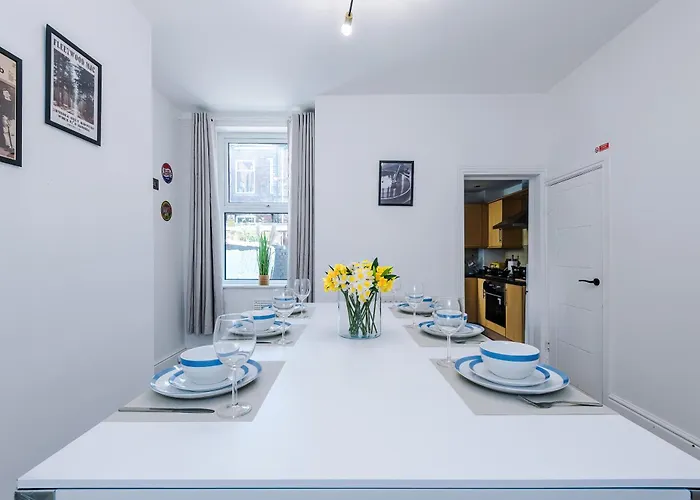 Stunning In Salford With Free Parking, Office, Pool & Ping Pong Table 펜션 맨체스터