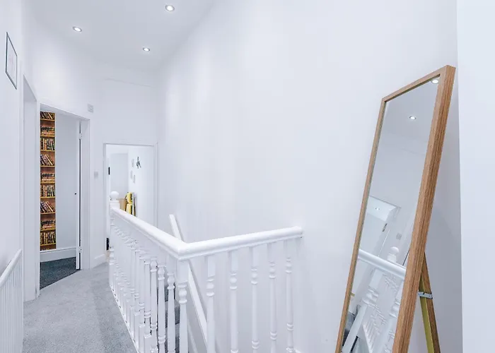 Stunning In Salford With Free Parking, Office, Pool & Ping Pong Table