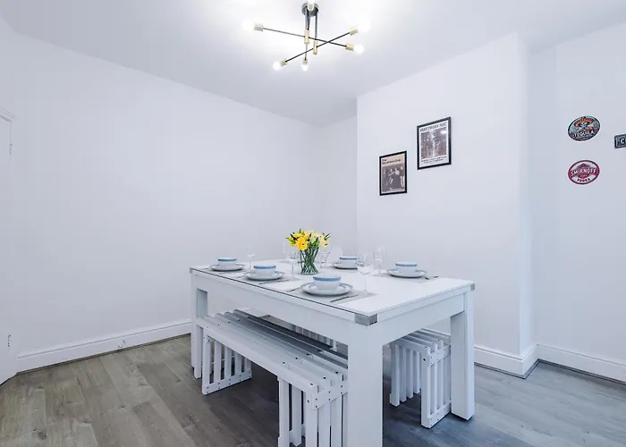 Stunning In Salford With Free Parking, Office, Pool & Ping Pong Table Сasa de vacaciones