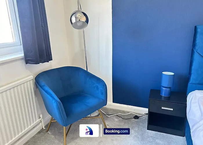 Prázdninový dům Discounted - 3-bed By Avalora Short Lets & Serviced Old Trafford With Pool & Tennis Table - Driveway Manchester