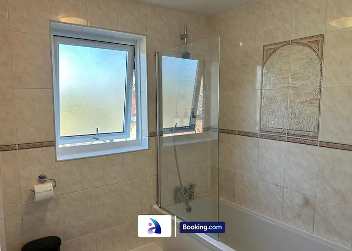 Discounted - 3-bed By Avalora Short Lets & Serviced Old Trafford With Pool & Tennis Table - Driveway