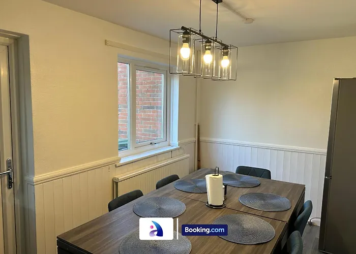 Discounted - 3-bed By Avalora Short Lets & Serviced Old Trafford With Pool & Tennis Table - Driveway 맨체스터