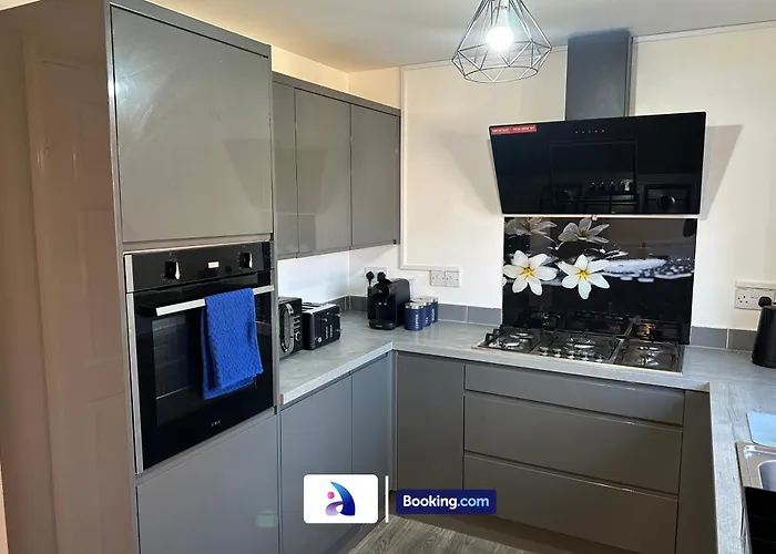 Discounted - 3-bed By Avalora Short Lets & Serviced Old Trafford With Pool & Tennis Table - Driveway بيت للعطل *