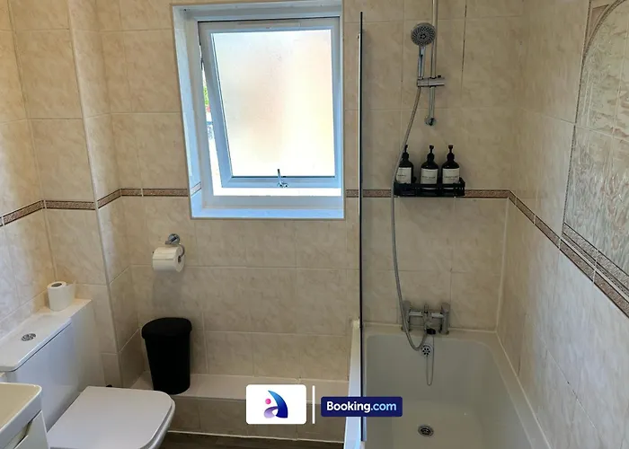 Discounted - 3-bed By Avalora Short Lets & Serviced Old Trafford With Pool & Tennis Table - Driveway Prázdninový dům Manchester