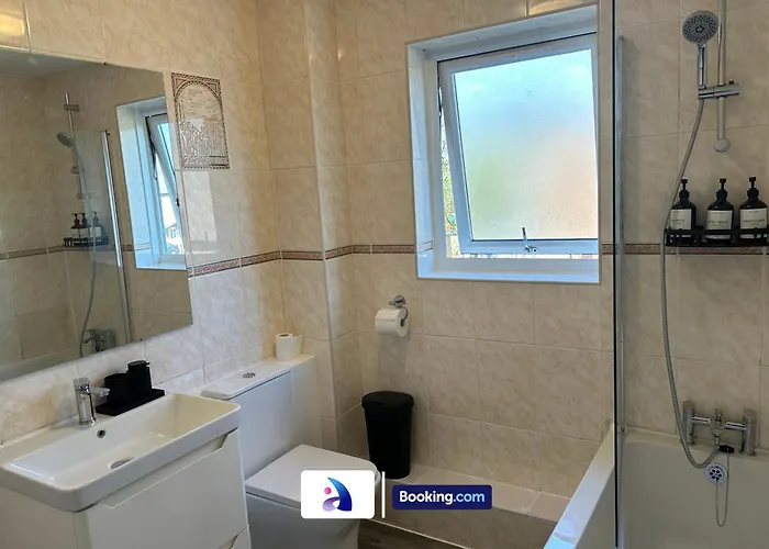 Discounted - 3-bed By Avalora Short Lets & Serviced Old Trafford With Pool & Tennis Table - Driveway *