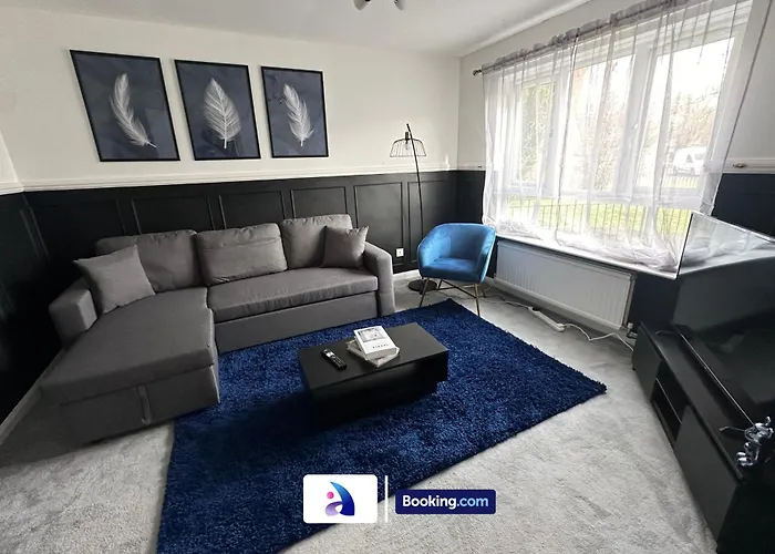 Discounted - 3-bed By Avalora Short Lets & Serviced Old Trafford With Pool & Tennis Table - Driveway مانشستر