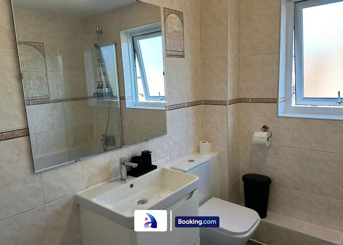 펜션 Discounted - 3-bed By Avalora Short Lets & Serviced Old Trafford With Pool & Tennis Table - Driveway 맨체스터