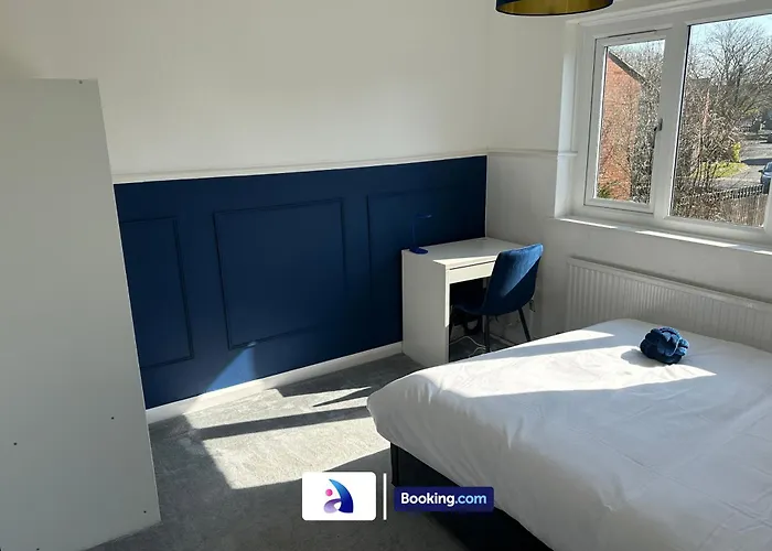 Discounted - 3-bed By Avalora Short Lets & Serviced Old Trafford With Pool & Tennis Table - Driveway 맨체스터