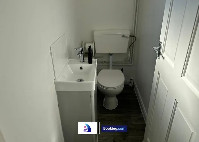 Discounted - 3-bed By Avalora Short Lets & Serviced Old Trafford With Pool & Tennis Table - Driveway