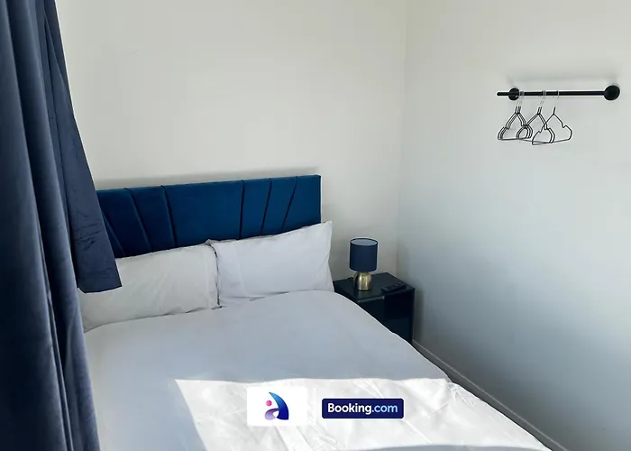 Discounted - 3-bed By Avalora Short Lets & Serviced Old Trafford With Pool & Tennis Table - Driveway * مانشستر