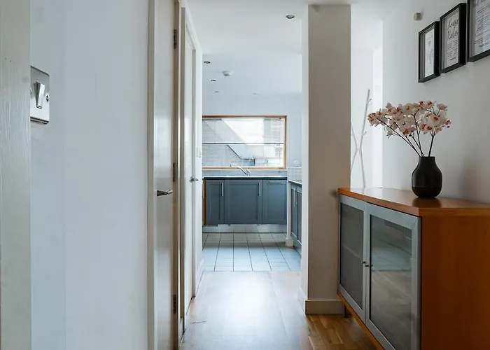 Cosy 2-Bed Apartment With Warm - Homey Vibes