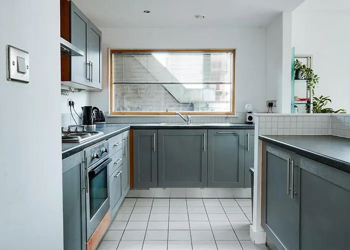 Chic 2Br Balcony City Centre Near Station 아파트 *