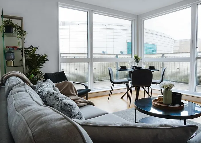 Elegant 2Br Balcony City Centre By Station *