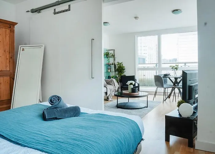 Cosy 2Br City Centre Balcony Near Victoria *